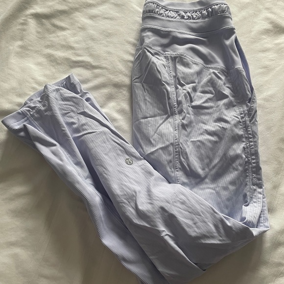 Luluemon lavender cropped studio pants - Picture 2 of 4